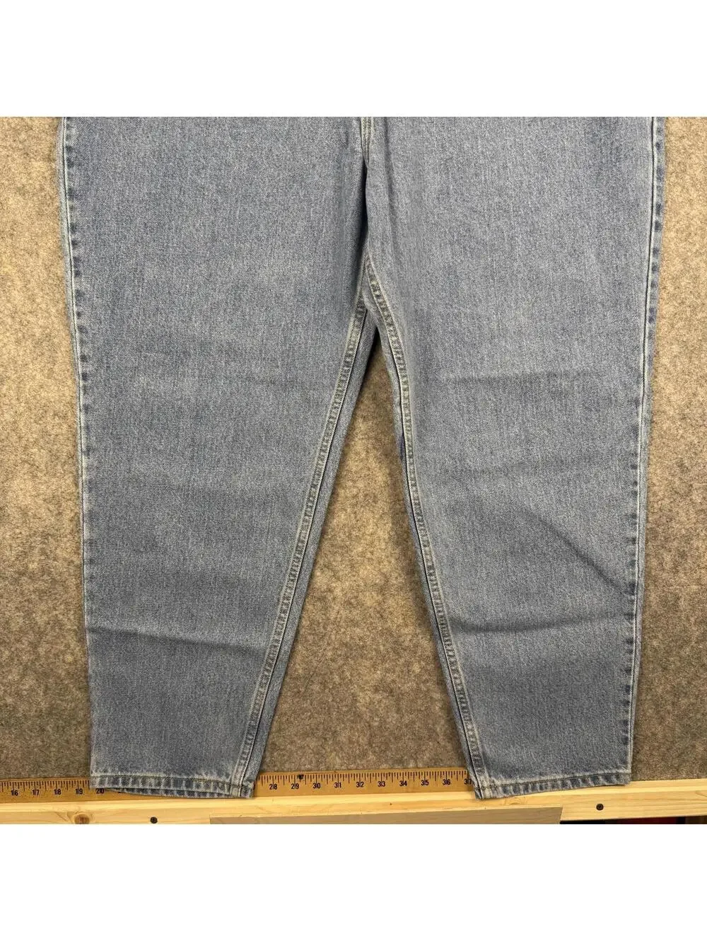 Levi’s 550 Women’s Relaxed Fit Tapered Leg Light Wash Blue Jeans Size 24S 29”